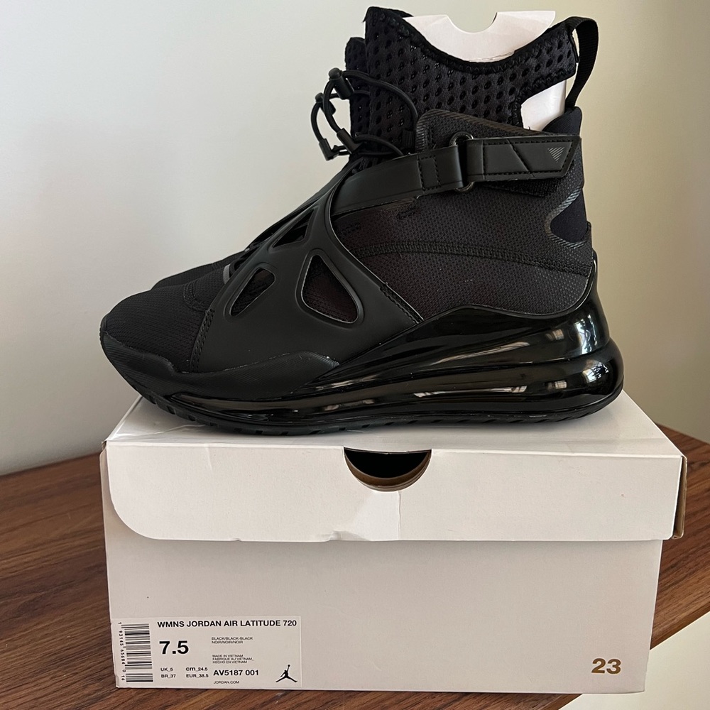 JORDAN AIR LATITUDE 720